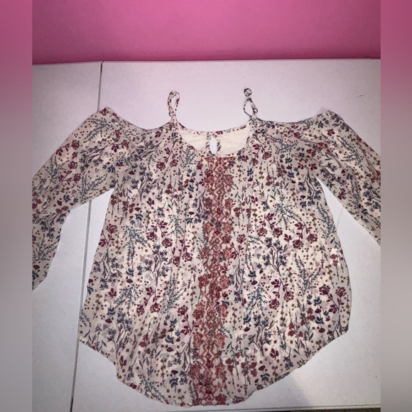 Women’s Rewind Floral Cold Shoulder Blouse - Picture 7 of 9